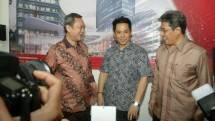 Direktur PT Bumi Serpong Damai, Hermawan Wijaya bersama CEO Strategic Development and Services Sinar Mas Land, Ishak Chandra dan Managing Director President Office Sinar Mas Land, Dhony Rahajoe