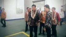 Menperin Airlangga Hartarto saat mengunjungi pabrik kabel serat optik PT Yangtze Optics Indonesia (Foto: Ridwan/INDUSTRY.co.id)