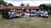 Dakta Peduli Bagikan Paket Pendidikan Di Muara Gembong