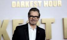 Gary Oldman memenangkan piala Oscars 2018 dalam kategori Aktor Terbaik dalam perannya sebagai Winston Churchill film 'Darkest Hour'. (Source: The Guardian)