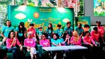 Produser, sutradara, penulis dan para pemain film "Kulari Ke Pantai"