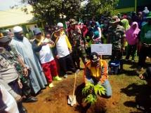 Pesantren Ini Go Green dengan Tanam 300 Pohon Sukun (Foto Anto)