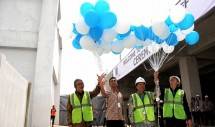 Presiden Direktur PT Data Center Infrastructure (DCI) Indonesia Toto Sugiri (kiri) saat melakukan Topping Off Gedung Data Center Kedua PT DCI Indonesia di kawasan MM2100 Cibitung, Bekasi, Jawa Barat. (Herlambang/Industry)