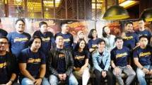 Pandji Pragiwaksono (tiga dari Kiri) bersama para pemain dan Kru film 