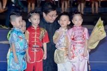 Ketua Umum Pengurus Besar Wushu Indonesia (PBWI) Airlangga Hartarto bersama Atlet Wushu Junior 