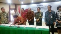 Randi Anto Dirut Perum Jamkrindo baju batik merah dua dari kiri. (Foto Dok Industry.co.id)