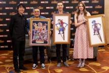 Seniman asal Indonesia, Is Yuniarto membuatkan wayang kulit terinspirasi film Avengers: Infinity War, dan beruntung dapat menyerahkan langsung ke sutradara dan para pemain. (Dok Industry.co.id)