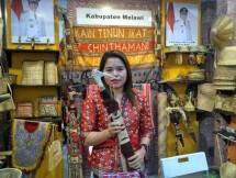 Suku Dayak memiliki banyak ciri khas unik, salah satunya adalah senjata tradisional khas Dayak yakni Mandau. 