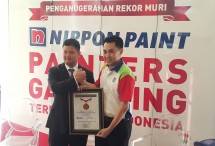 Pemberian Rekor MURI kepada Nippon Paint Indonesia, pada Senin (30/4) di Hong Kong Cafe, Jakarta. (Dina Astria/Industry.co.id)