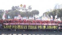 Ribuan buruh yang tergabung dalam Federasi Serikat Pekerja Aneka Sektor Indonesia (FSPASI) menyuarakan aspirasinya di Hari Buruh Internasional atau May Day dengan membentangkan spanduk bertuliskan Sejak Anda Jadi Presiden, Kaum Buruh Menjadi Sengsara