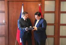 Menteri Perindustrian Airlangga Hartartobertukar cendera matadenganWakil Menteri Luar Negeri Republik Ceko, Martin Tlapa.