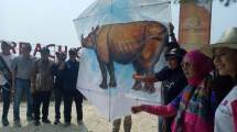 Peluncuran Rhino X Triathlon di Tanjung Lesung dengan Menerbangkan Layang-Layang Bergambar Badak Bercula Satu (Foto: Chodijah Febriyani/Industry.co.id)