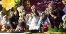 Pedangdut Uci Sucita berdoa di antara Yatim Piatu dan Kerabat