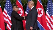 Sebelum Berunding Soal Nuklir, Kim-Trump Berjabatan Jangan