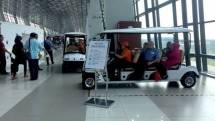 PT Angkasa Pura II (persero). Untuk mempermudah penumpang menuju gate, PT AP II menyediakan layanan golf car assistance berbasis IoT (Internet of Things). 