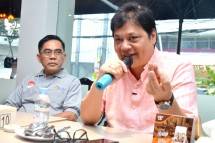 Menteri Perindustrian Airlangga Hartarto bersama Sekretaris Jenderal Kemenperin Haris Munandar