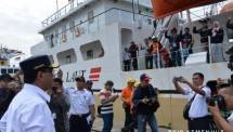 Menteri Perhubungan Budi Karya Sumadi menerima penumpang peserta mudik gratis dengan kapal di Pelabuhan Tanjung Priok Jakarta Utara, Rabu (20/6).