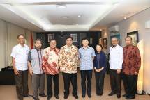 Menteri Perindustrian Airlangga Hartarto bersama Direktur Jenderal Ketahanan dan Pengembangan Akses Industri Internasional I Gusti Putu Suryawirawan berfoto bersama Pimpinan China National Development and Reform Comission (NDRC) dan Bupati Bangka Sel