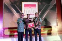 Sales Manager PT Modern Industrial Estat, Wahyu Hidayatullah saat menerima penghargaan Best in Property Industry