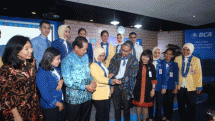 Karyawan BCA Kini Berseragam Motif Tenun Ikat