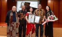 Evelyn Catatkan Rekor Pianis Termuda Memainkan 12 Spanish Dances