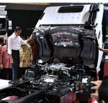 Presiden RI Joko Widodo saat meninjau pameran GIIAS 2018