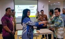 Direktur Bank Mantap Nurkholis Wahyudi (kanan) dan Direktur Aerotravel Rosyinah (kiri) dalam penandatangan kerjasama wisata religi. Kerjasama ini diharapkan meningkat layanan kepada nasabah aktif maupun pensiun PNS dan TNI/Polri.