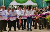 Sekda Kabupaten Bogor, Adang Suptandar bersama dengan Legal & Corporate Affairs Director Holcim Indonesia, Farida Helianti Sastrosatomo melakukan pengguntingan pita sebagai tanda peresmian Dapoer Sampireun