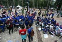 Karyawan dan keluarga Danone-AQUA saat melakukan bersih-bersih GBK dalam program #KontingenKebaikan