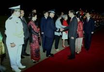 Presiden Jokowi menyalami para pejabat yang menyambut saat tiba di Seoul Air Base, Kota Seongnam, Korea Selatan, Minggu (9/9). (Foto: Humas/Rahmat).