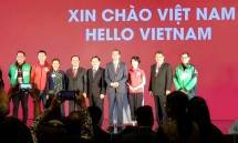 Presiden Joko Widodo bersama Menkominfo Rudiantara serta CEO Go-Jek Nadiem Makarim dan CEO Go-Viet Duc Nguyen saat peluncuran Go-Viet di Hanoi (Foto: Dok. Kemkominfo) 