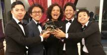 Aditya, bersama sang Mira Lesmana dan Riri Riza bahagia dengan Piala Film Pendek terbaik
