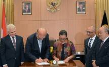 Gusti Kangjeng Ratu (GKR) Mangkubumi, Ketua Umum Kadin DIY Gusti Kanjeng Ratu (GKR) Mangkubumi saat menendatanganj kerja sama dengan Michal Stefl selaku Wakil Presiden Kadin Republik Ceko (Foto: Kadin) 