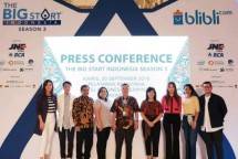 Chief Executive Officer (CEO) Blibli.com Kusumo Martanto bersama Dirjen IKM Kemenperin Gati Wibawaningsih dan Presiden Direktur JNE Mohammad Feriadi saat konferensi pers 'The Big Start Indonesia Season Tiga' 