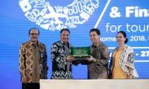 Menteri Pariwisata Arief Yahya bersama Managing Director Grab Indonesia, Ridzki Kramadibrata dan Sekretaris Menteri Pariwisata Ukus Kuswara serta Deputi Bidang Pemasaran I Kementerian Pariwisata Ni Wayan Giri Andyani seusai penandatanganan MoU Grab d