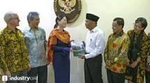 Anggota Dewan Pembina Tanoto Foundation, Belinda Tanoto, menyerahkan modul pengajaran program PINTAR kepada Menteri Pendidikan dan Kebudayaan Republik Indonesia Prof. Dr. Muhadjir Effendy, M.A.P.,