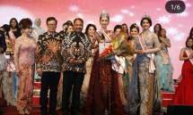 Menteri Pariwisata Arief Yahya bersama Johnnie Sugiarto, Ketua Dewan Pembina Yayasan El John Indonesia Johnnie Sugiarto saat menyematkan selendang kepada Putri Pariwisata Indonesia 2018 Gabriella Patricia (Foto: Kemenpar) 