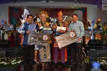 Menteri Pariwisata Arief Yahya saat memberikan piagam kepada pemenang Putera Puteri Maritim Indonesia 2018 (Foto: Kemenpar) 