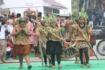 Perwakilan Gunung Kerinci menampilkan duplikasi pakaian suku pedalaman dengan bahan karung dan aksesoris sejumlah tanaman di Festival Kerinci 2018 (Foto: Kemenpar) 