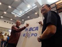 Suwignyo Budiman (kiri), Direktur BCA, bersama Herry Hendarta, CEO Residential Sinarmas Land, menggoreskan tanda tangan mereka sebagai tanda peresmian pembukaan BCA Expo 2018 di Serpong, Tangerang. (Foto Abe)