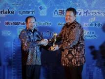 Lintasarta berhasil meraih penghargaan untuk kategori Best Improved Data Technoloy Governance & AI untuk layanan data center dan cloud, di ajang Data Technology Governance, AI and Analytics Summit & Awards 2018 