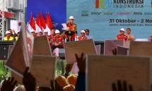 Presiden Jokowi saat membagikan sertifikat tenaga konstruksi berprestasi selama 2018