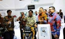 Menteri Perindustrian Airlangga Hartarto memperhatikan berbagai produk sepeda motor yang ditampilkan pada pembukaan Indonesia Motor Show (IMOS) 2018