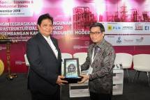 Menteri Perindustrian Airlangga Hartarto bersama Ketua Umum Himpunan Kawasan Industri (HKI) Sanny Iskandar seusai membuka seminar nasional dengan tema "Mengintegrasikan Pembangunan Infrastruktur dalam Konsep Kawasan Industri Modern" (Foto: Kemeneprin