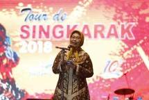 Staf Ahli Menteri Pariwisata Bidang Multikultural Esthy Reko Astuty saat membuka Gelaran balap sepeda internasional Tour de Singkarak (TdS) (Foto: Kemenpar) 