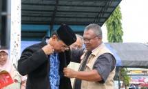 Bupati Sigi Sulawesi Tengah Muhamad Irwan Lapata saat dianugerahi Anggota Kehormatan oleh Bulan Sabit Merah Indonesia (BSMI) 