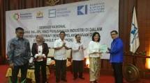 Ketua Umum HKI Sanny Iskandar saat menyerahkan cinderamata kepada Plt. Dirjen PPI Kemenperin Gati Wibawaningsih (Foto: Ridwan/Industry.co.id) 