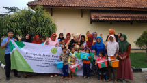 Tim Dosen PKK UNJ bersama keluarga Desa Segaran paska kegiatan penyuluhan peningkatan literasi keluarga. (Foto IST)