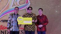 Alibrananda Muhammad Adil, pemenang Kompetisi Video Sahabat Lokal Adira Finance (tengah) berhasil mendapatkan hadiah sebesar Rp45.000.000. Hadiah diserahkan langsung oleh Hafid Hadeli selaku Direktur Utama Adira Finance (kiri) dan Dennis Adhiswara 