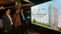 Presiden Direktur PT Grahabuana Cikarang Sutedja S. Darmono bersama Chief Representative Creed Group Indonesia Tatsuya Ichinomiya serta Direktur PT Jababeka Creed Residence Handoyo Lim saat acara product knowledge Kawana 2 Concierge Golf Apartment 